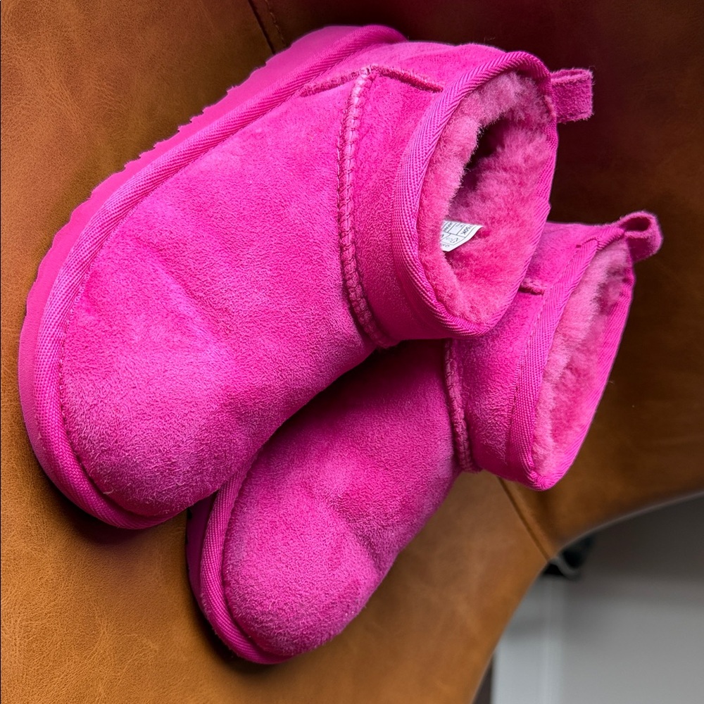 UGG classic ultra minis Kids size 13 - Picture 4 of 5